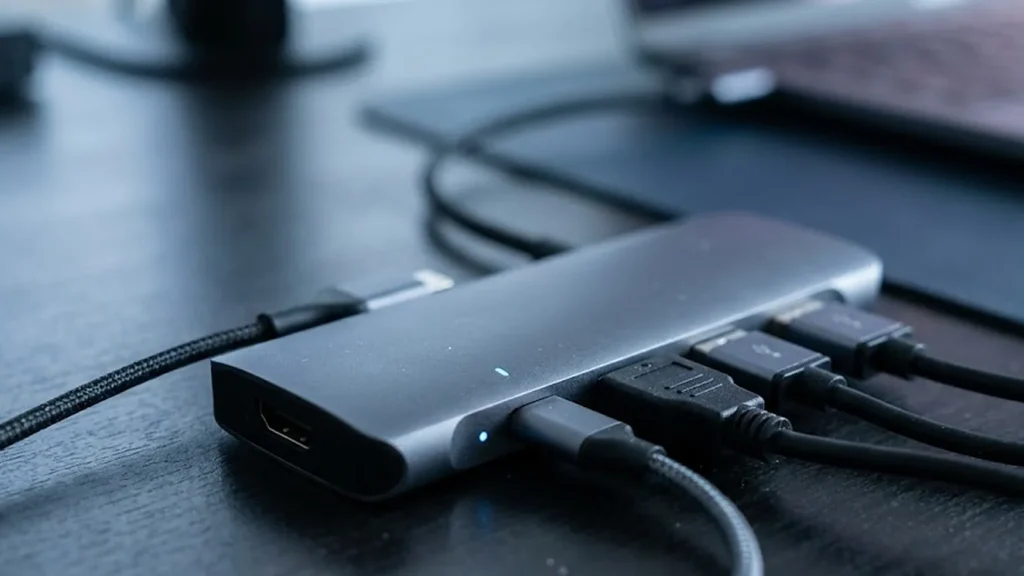 Cận cảnh bộ chia cổng USB-C cắm nhiều dây cáp